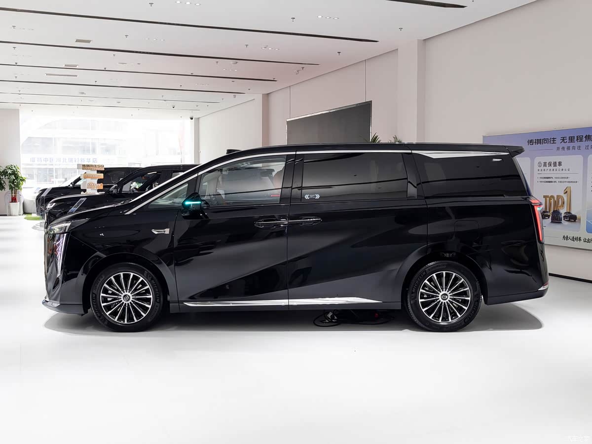 Дебютировал минивэн GAC Trumpchi M8 PHEV L с 410 кВт