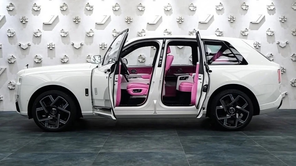 В Дубае показали Rolls-Royce Cullinan с розовым салоном