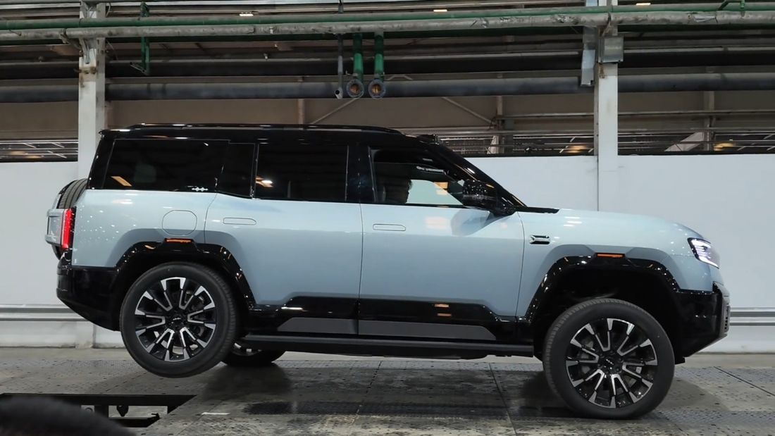 BYD научила кроссоверы ездить на трёх колёсах