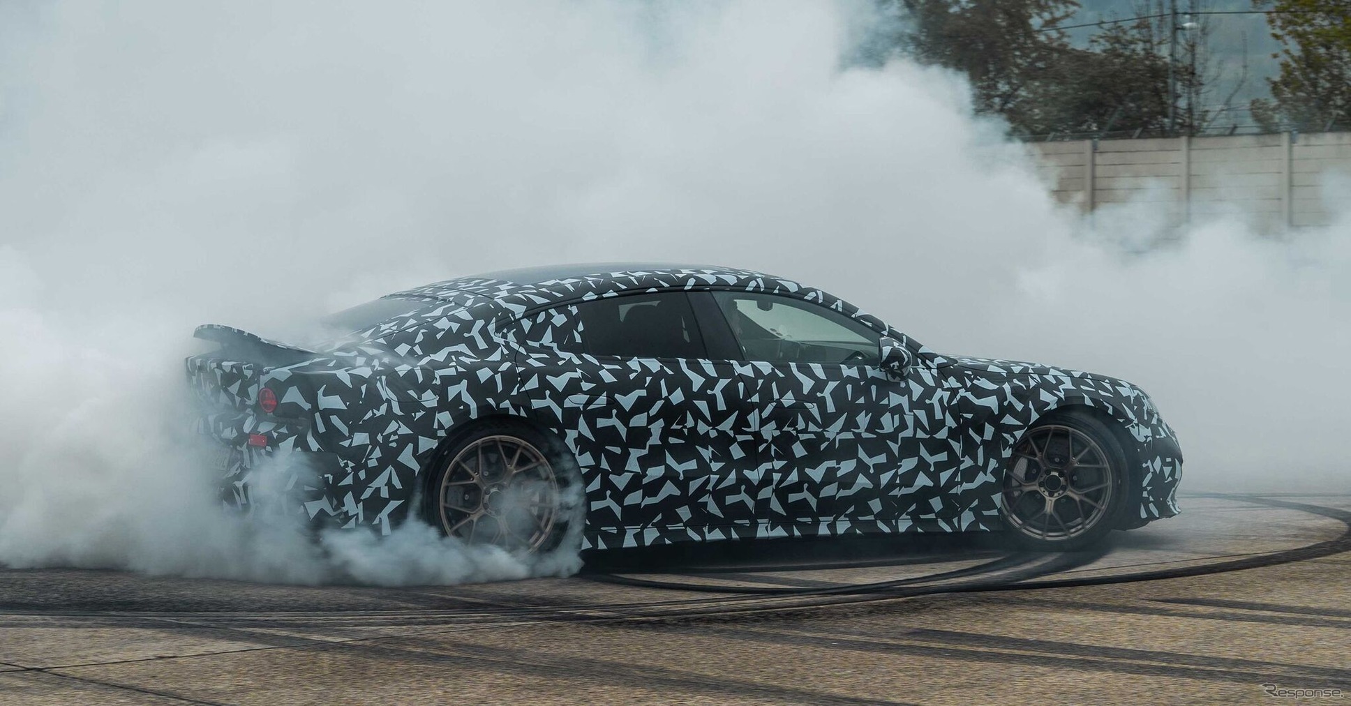 Mercedes-AMG GT впервые показали на тизере: дебют 20 мая