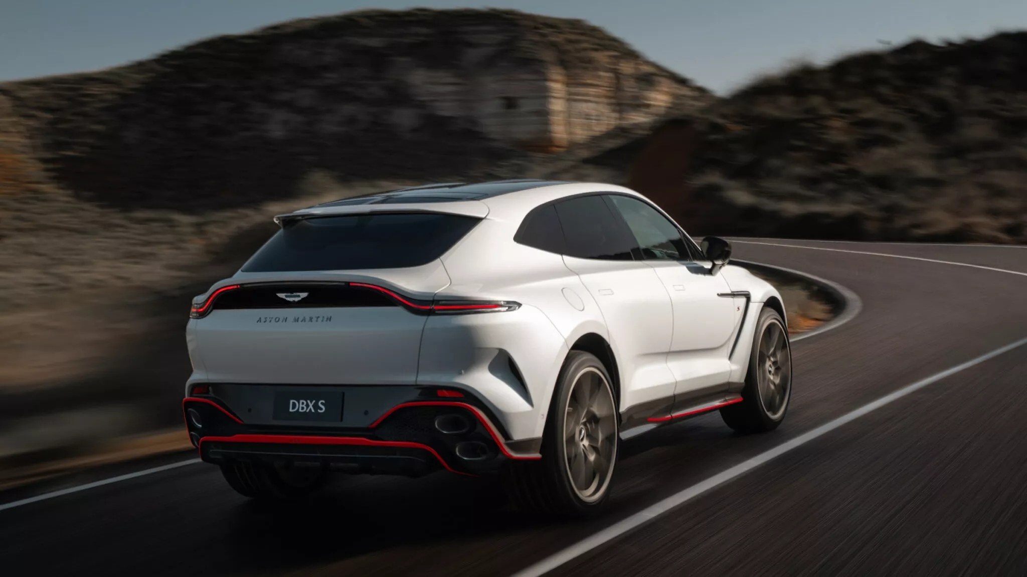 Aston Martin спасают в 8-й раз: Geely может купить британцев
