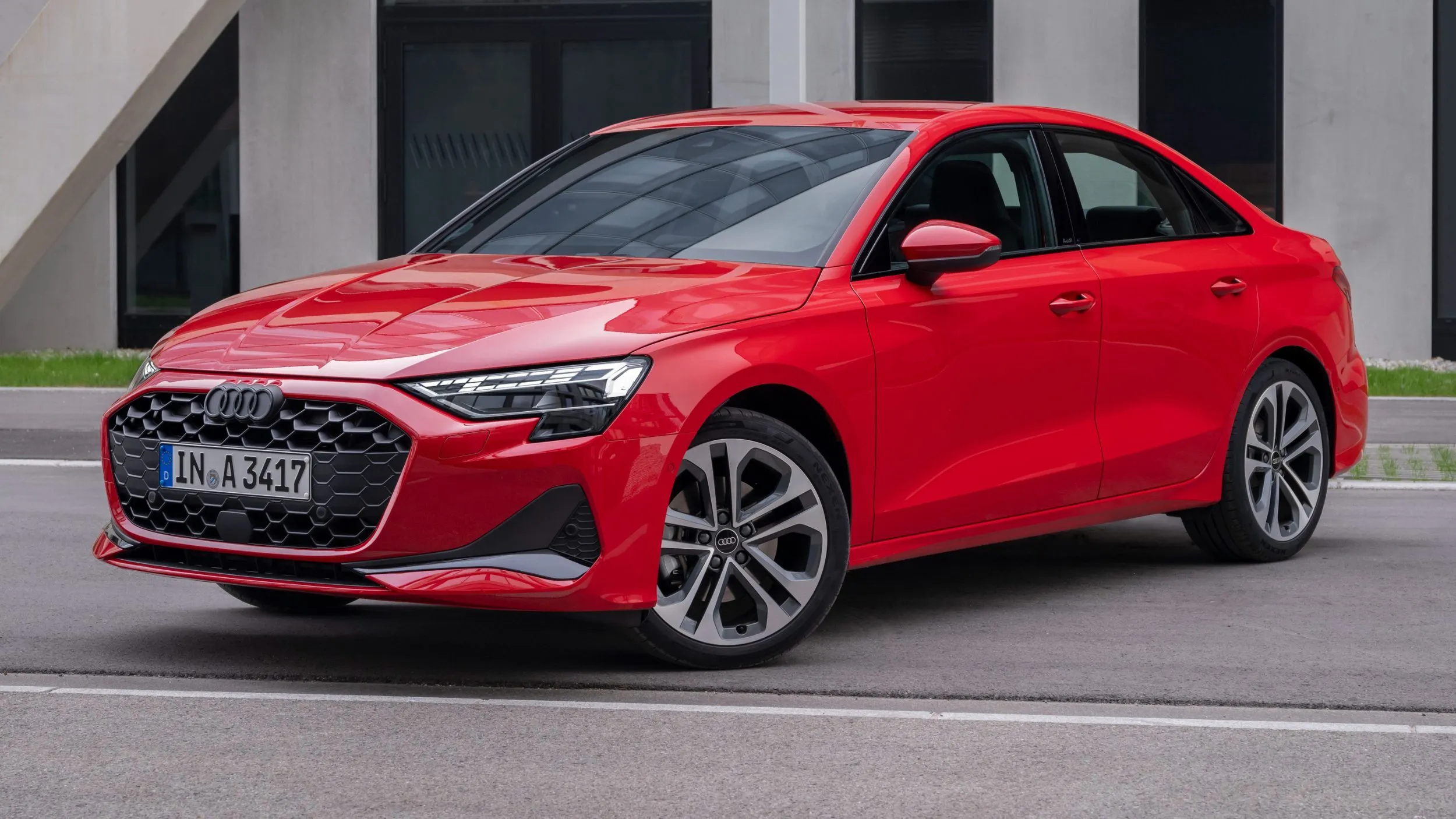 Audi обновила семейство A3: изогнутый дисплей и цена от 31 850 евро