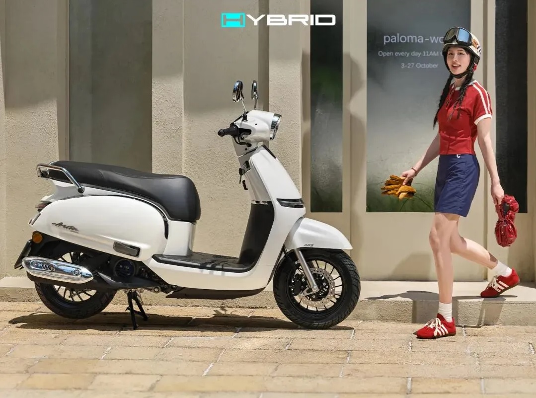 CFMoto представила ретро-скутер 125 AURA с запасом хода 360 км