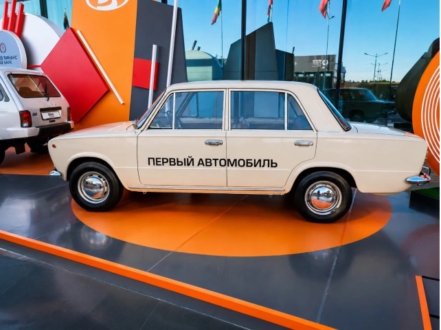 «АвтоВАЗ» привёз 120 седанов Lada Aura на ПМЭФ-2026