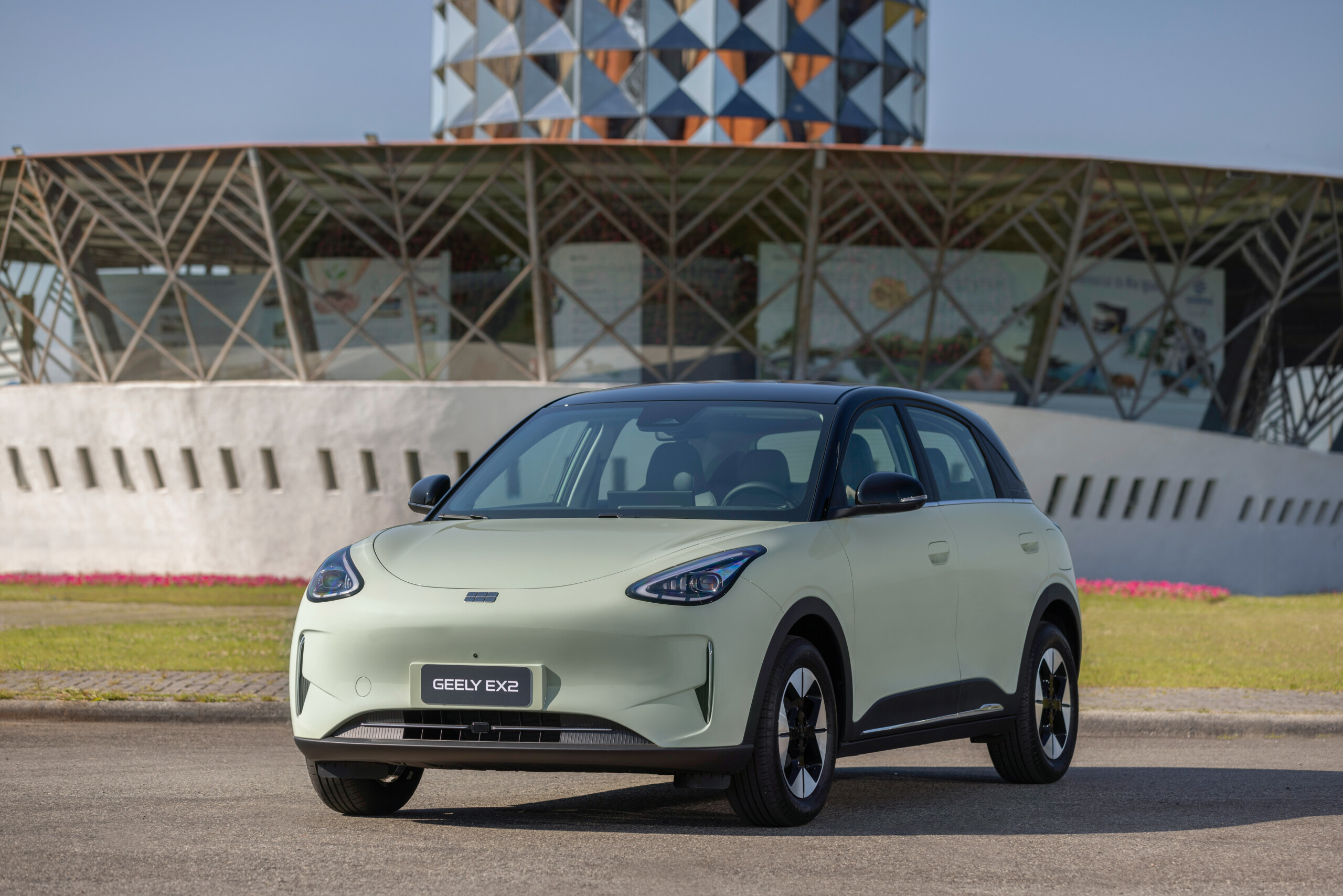 Geely EX2 стал бестселлером среди электрокаров в мае: 850 продаж за месяц