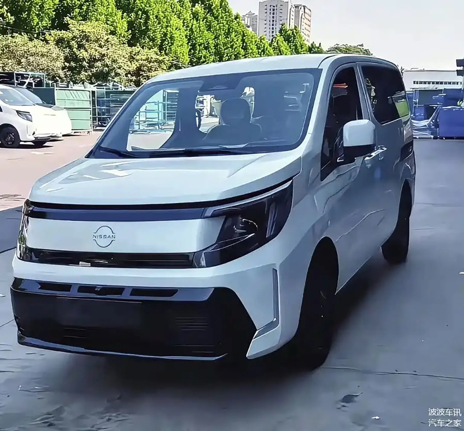Nissan обновил фургон NV200: гибрид вместо мотора 1.6
