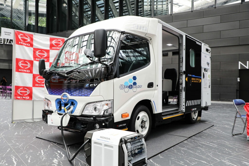 Yamato Mobility впервые показала конверсионный электрогрузовик Nissan Atlas