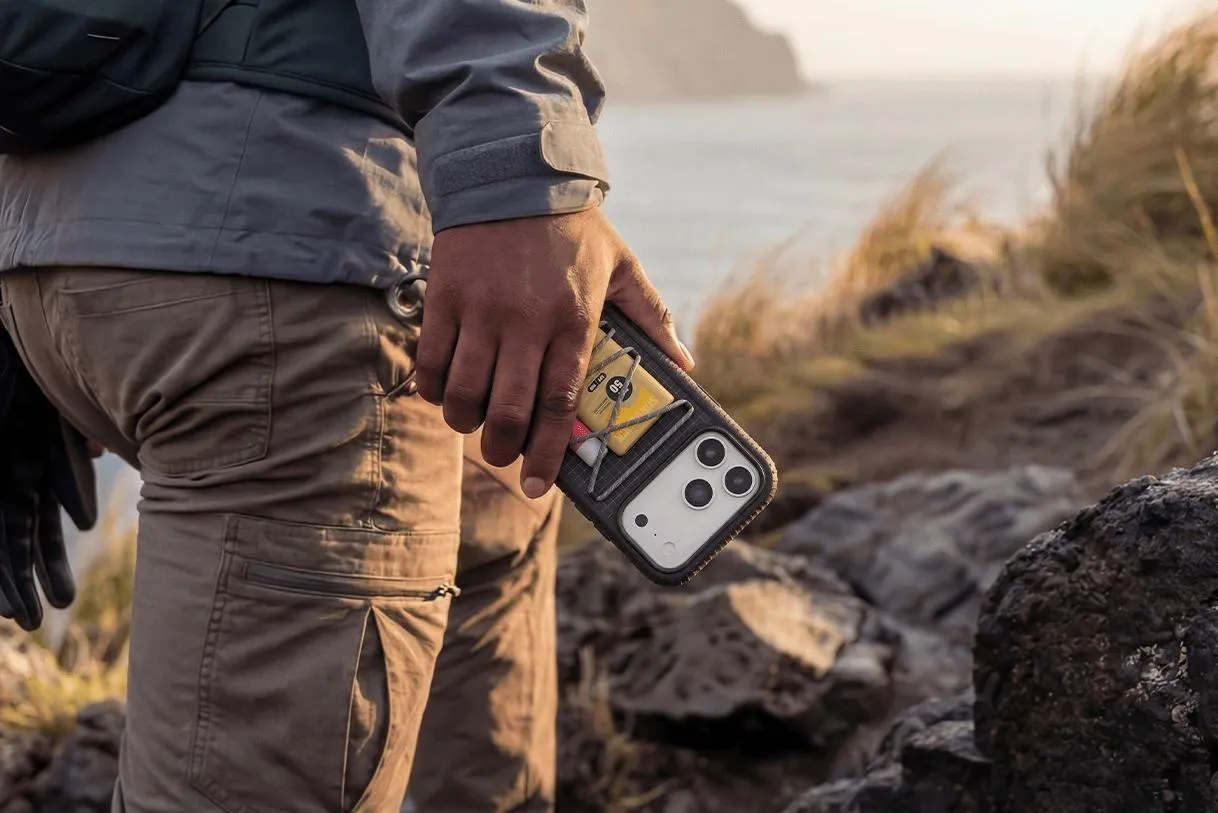 OtterBox выпустил чехол для iPhone 17 с креплением для мелочей за $65
