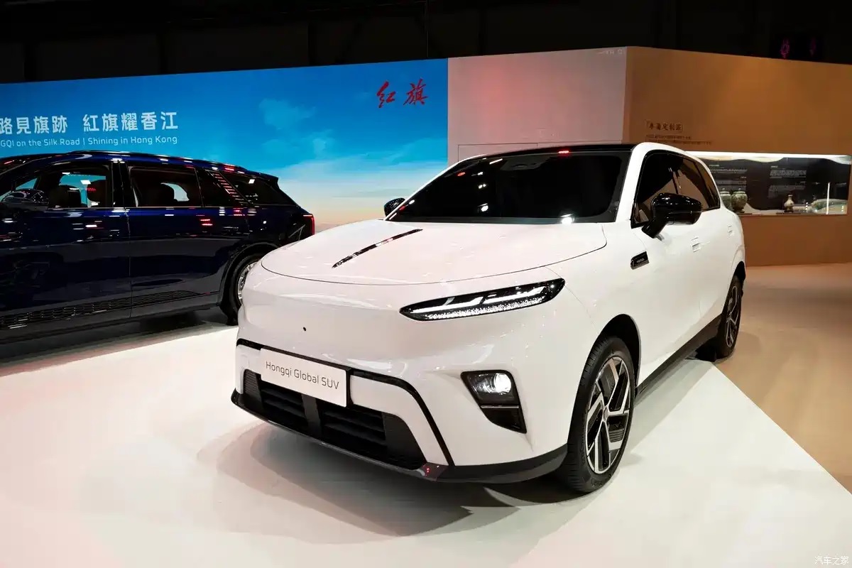 Hongqi показал три праворульных электрокара в Гонконге