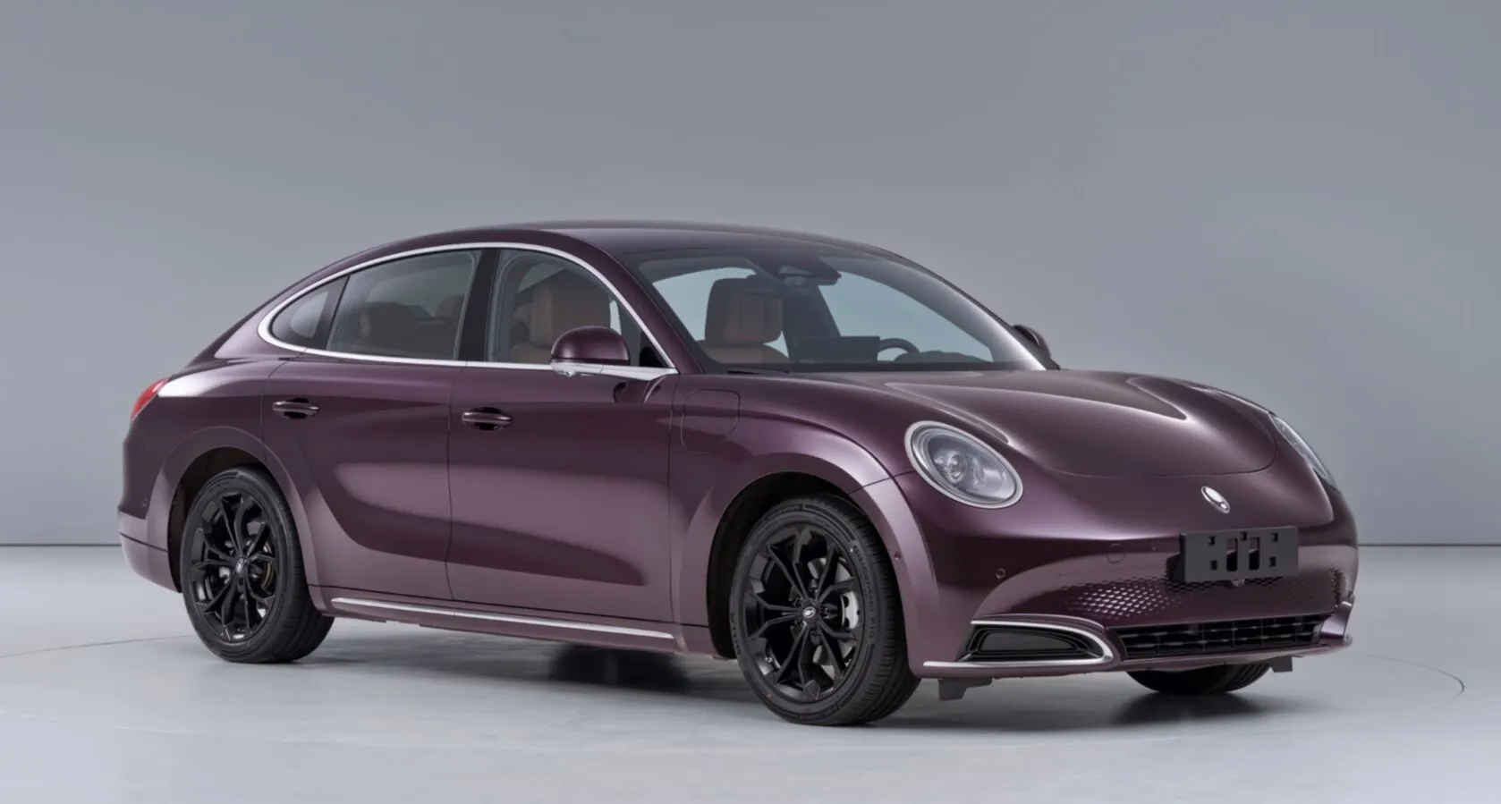 ORA 7 дебютировал в двух кузовах: критики сравнили авто с VW Beetle и Porsche