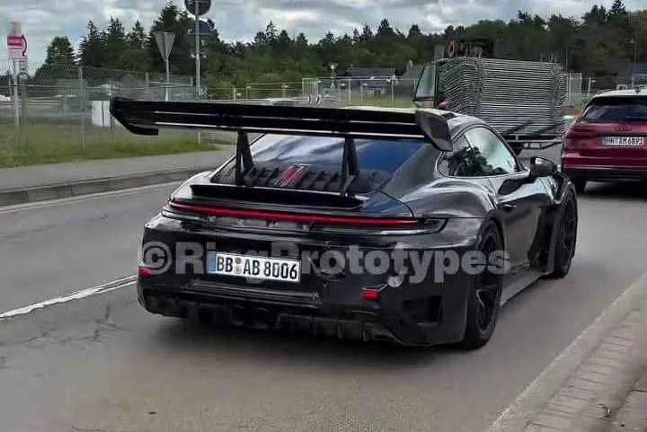 Новый Porsche 911 GT3 RS 2027 засветился на Нюрбургринге без камуфляжа