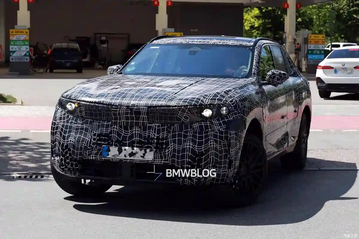 Прототип BMW iX5 M впервые показали на фото без гигантской решетки
