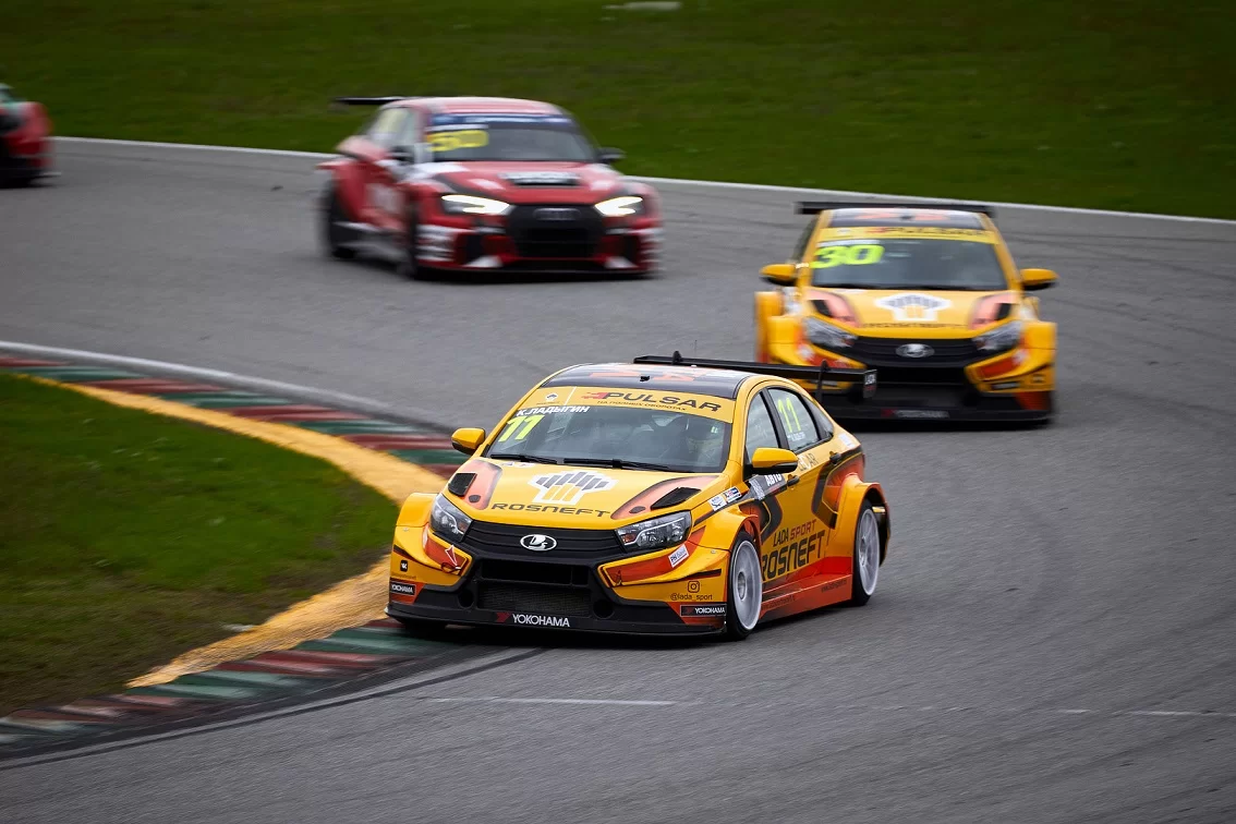 Северюхин лишился победы из-за контакта, но LADA Sport взяла бронзу в Казани