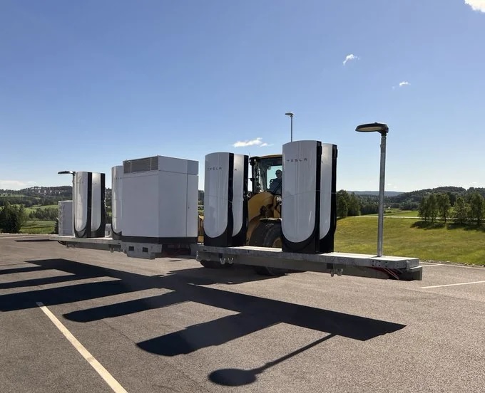Tesla развернула складные суперчарджеры V4 в Европе: известны подробности