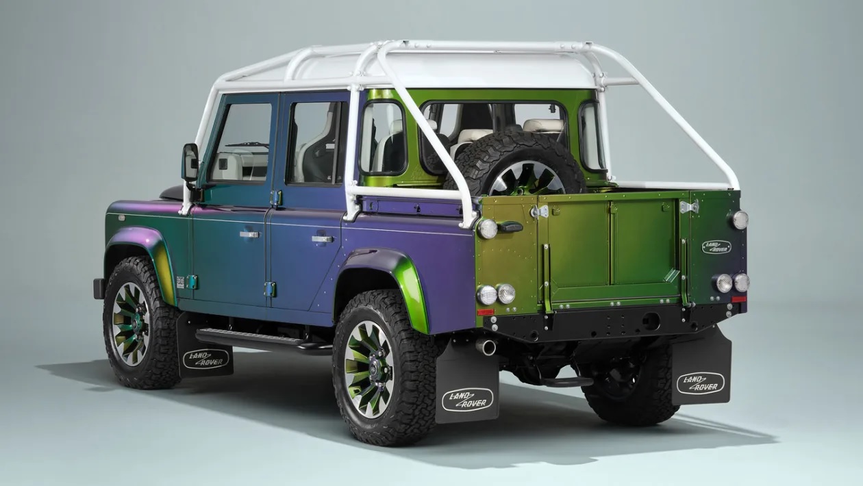 Land Rover собрал 4 эксклюзивных Defender V8 за почти £1 млн