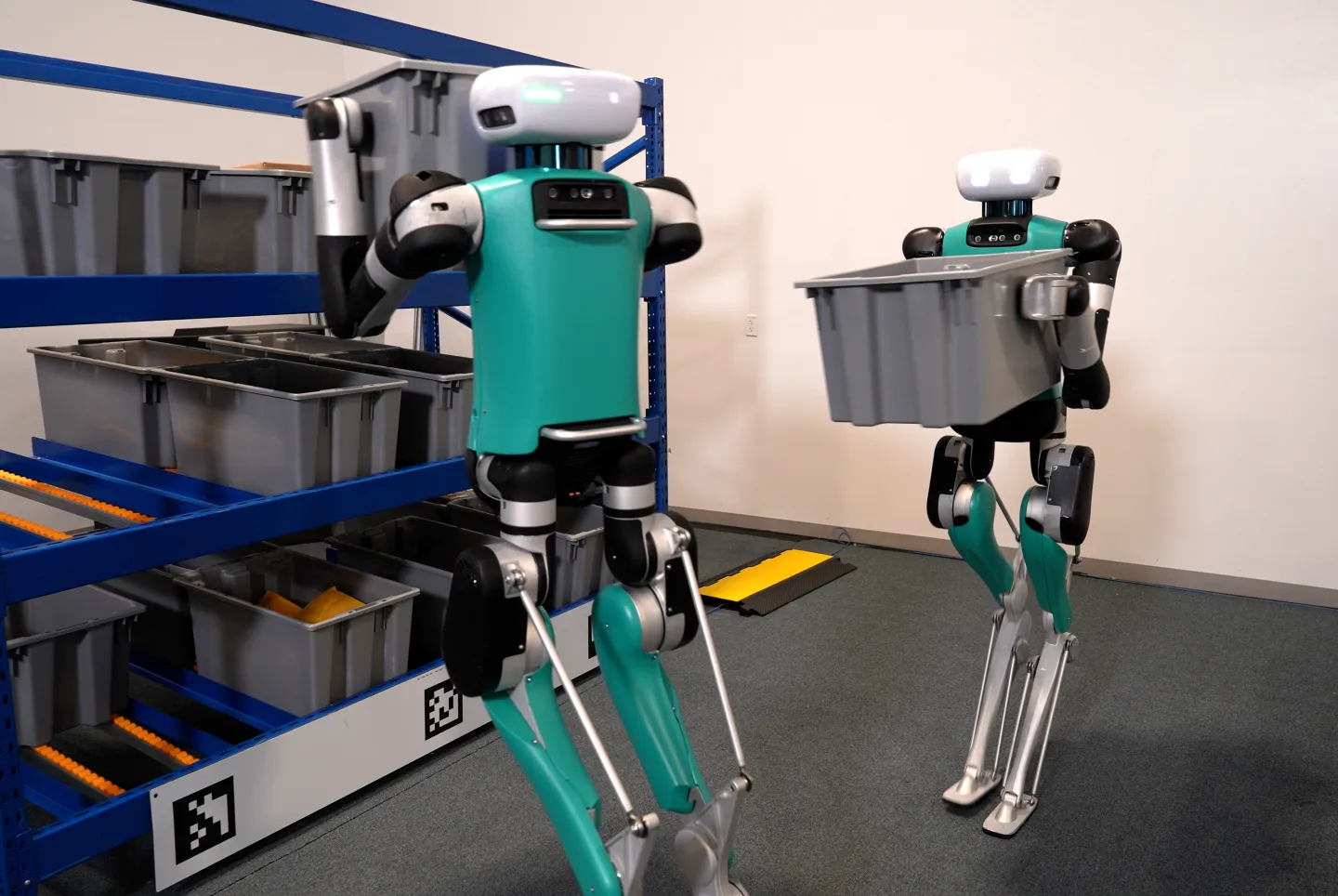 Agility Robotics обновила робота Digit: теперь у него есть голова со светящимися глазами