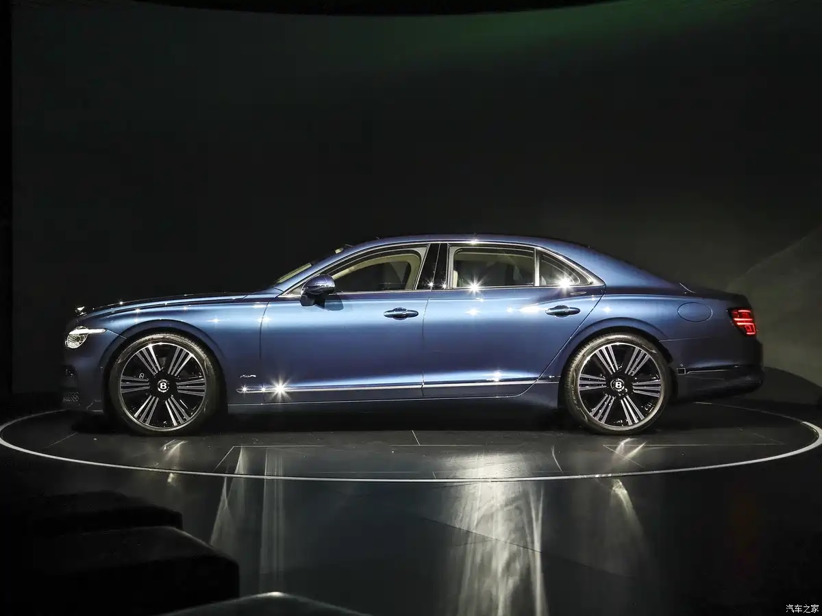 Bentley Flying Spur обновился: гибрид V8 на 782 л.с. и другой дизайн