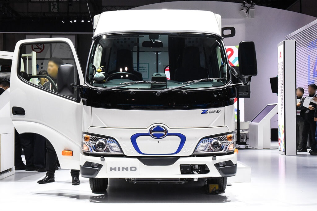 Hino обновил электрогрузовик Dutro Z EV 2026: запас хода вырос на 34 км